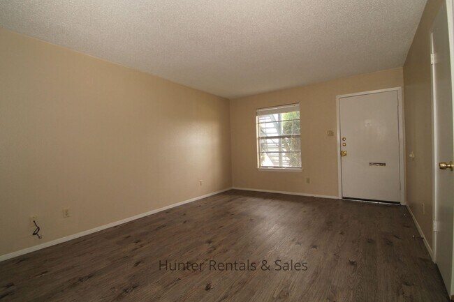 Foto del edificio - 1604 Cedarhill Dr