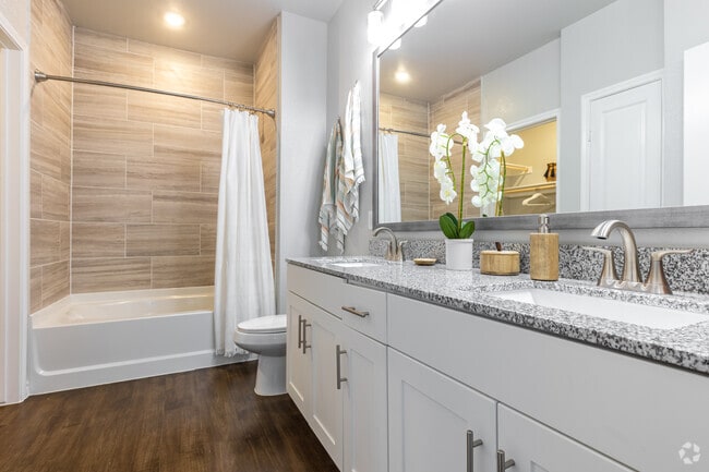 2BR, 2BA - 1,140SF - Main Bathroom - The Ovilla at Legacy Square