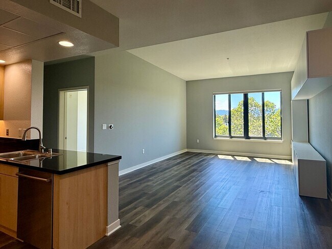 Foto del edificio - Spacious, Luxurious Modern 2 Bedroom, 2 Bathroom condo on the Top Floor of the Highly Desired Pla...