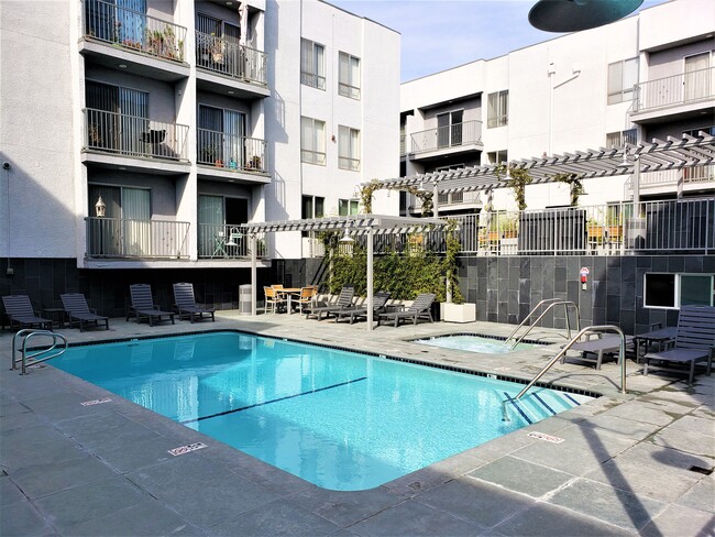 Pool & hot tub courtyard - Sunset West Apartments