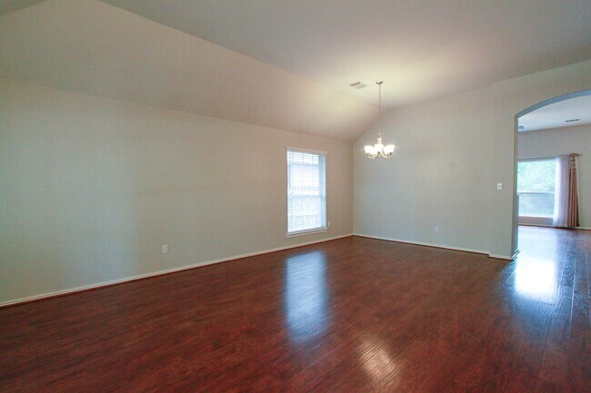 Foto del edificio - Beautiful 4 Bedroom, 2 Bath Home in Round ...