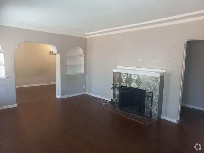Building Photo - 743 Harris Ave
