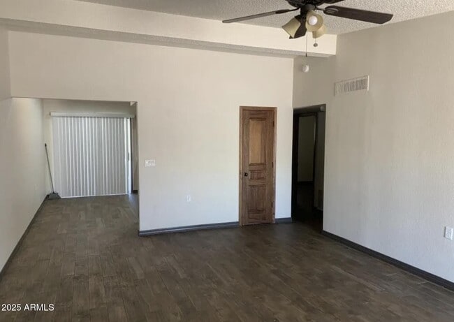 Foto del edificio - 7101 E Wilshire Dr