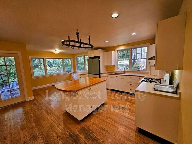 Foto del edificio - 10309 NW Thompson Rd