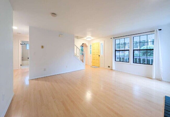 Building Photo - 115 E Jonathan Rd