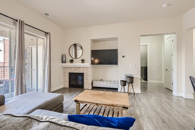 Foto del edificio - 301 Inverness Way S