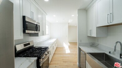 Building Photo - 835 S Sherbourne Dr