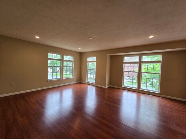 Building Photo - Beautiful End Unit Townhouse - Convenientl...