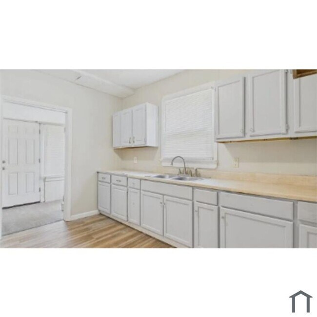 Foto del edificio - 14501 Jenne Ave