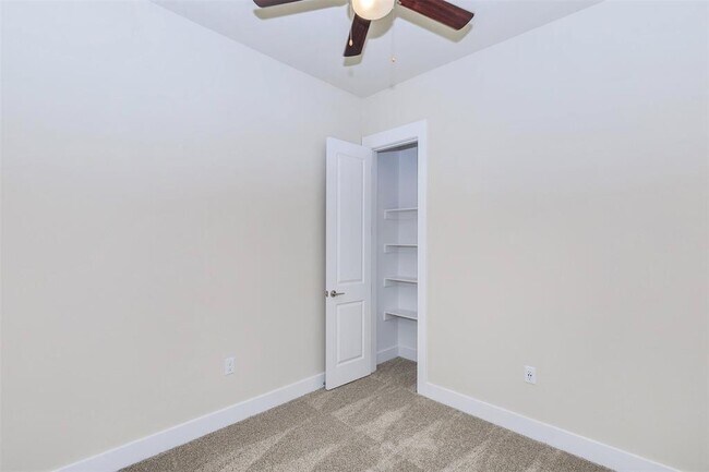 Foto del edificio - 7600 S Mason Rd