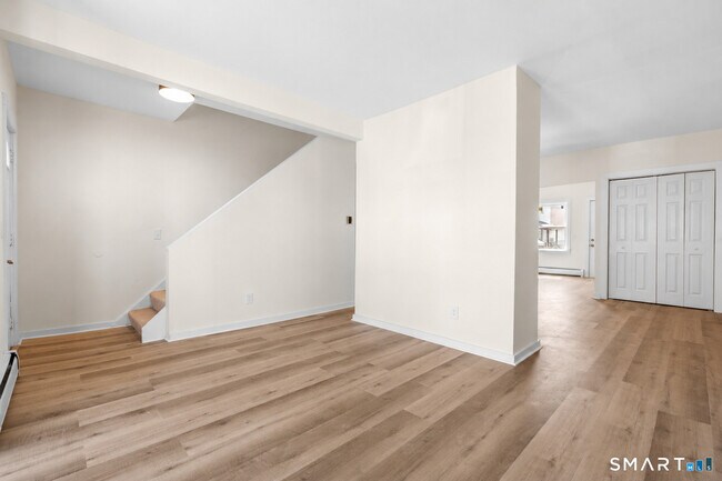 Building Photo - 704 Maple St