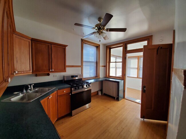 Foto del edificio - 6540 N Bosworth Ave