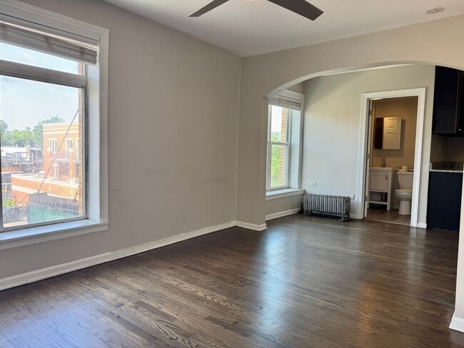 Building Photo - Bright & Spacious Logan Square Studio