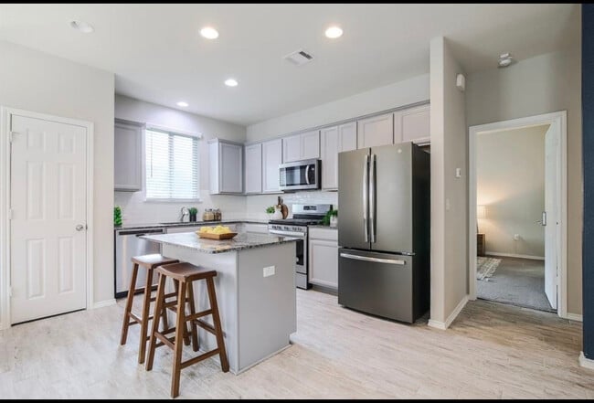 Building Photo - 568 Saturnia Dr