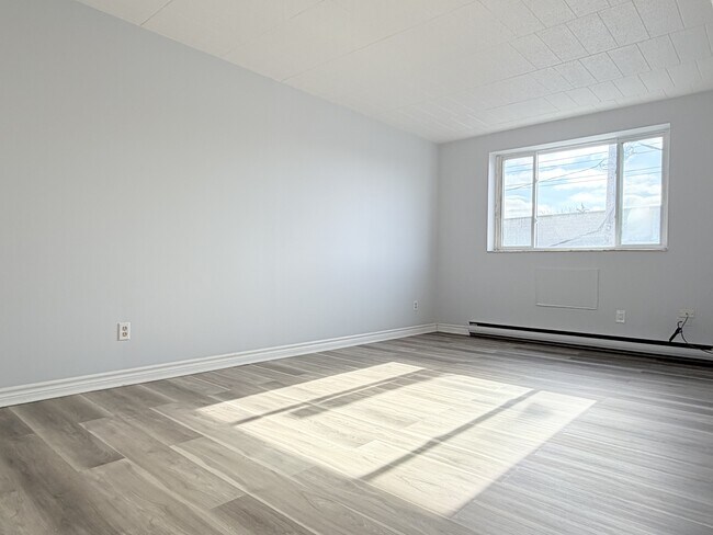 Photo du bâtiment - 360 Tecumseh Rd W