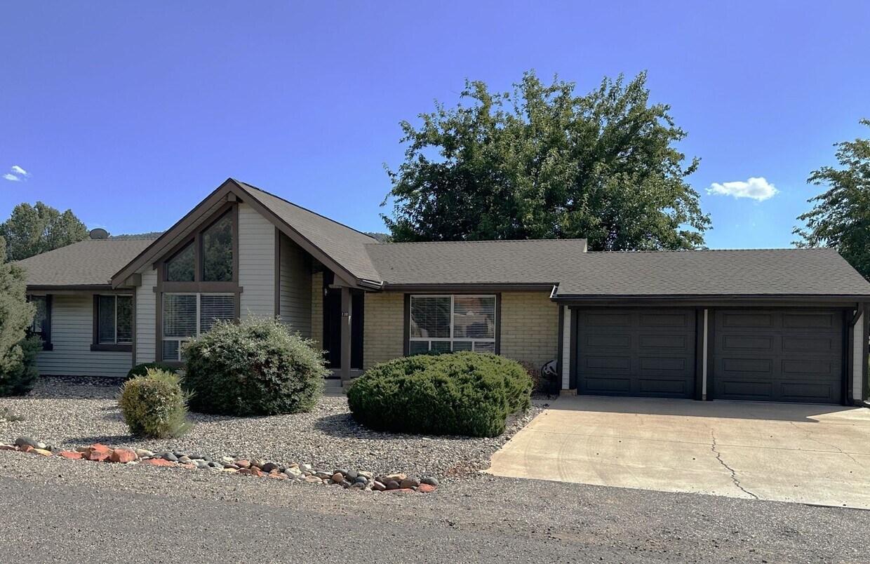 Foto principal - HOUSE - VILLAGE OF OAK CREEK