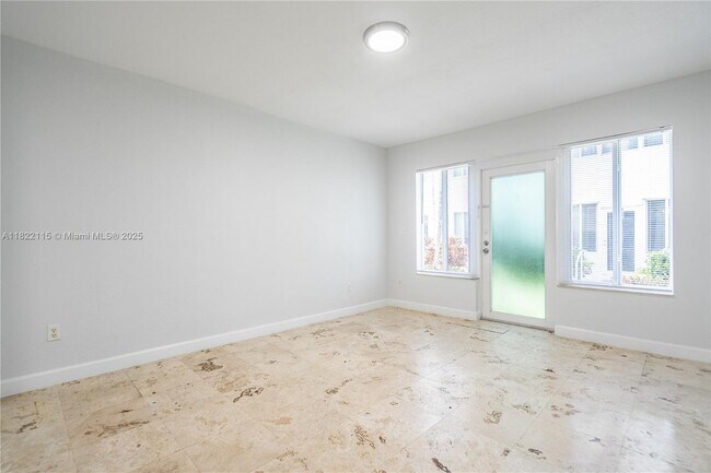 Building Photo - 2180 Bay Dr