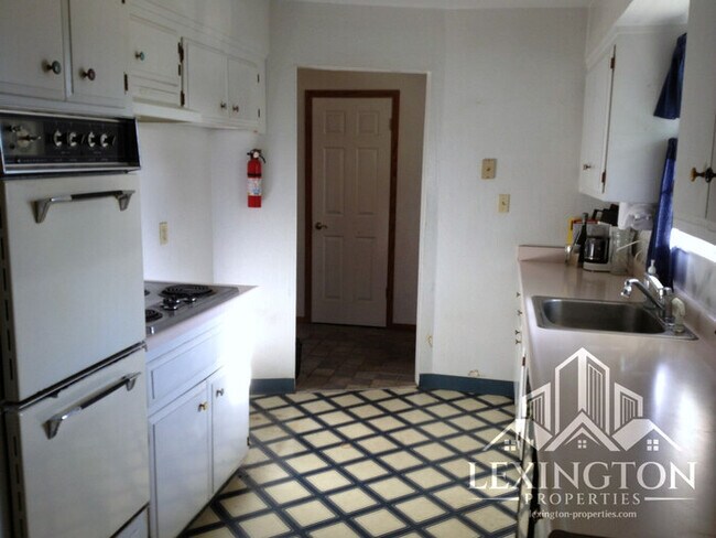 Foto del edificio - Charming 4-Bedroom Home in Arden-Arcade with Spacious Yard & Convenient Location