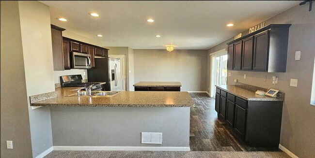 Foto del edificio - Spacious 4BR House in Yorkville