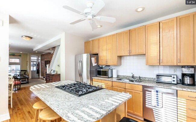 Building Photo - 749 S Curley St