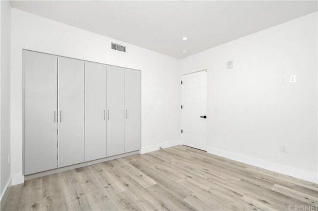 Foto del edificio - 5923 Laurel Canyon Blvd