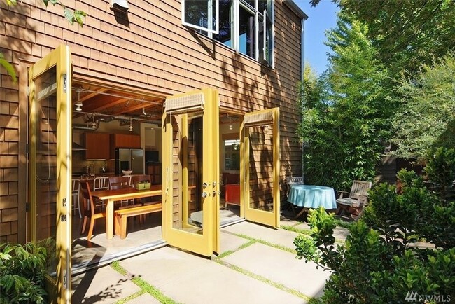 Building Photo - Two Bedroom Capitol Hill Townhouse