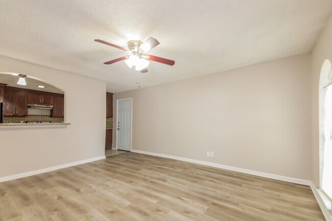 Building Photo - 6205 Magnolia Ln