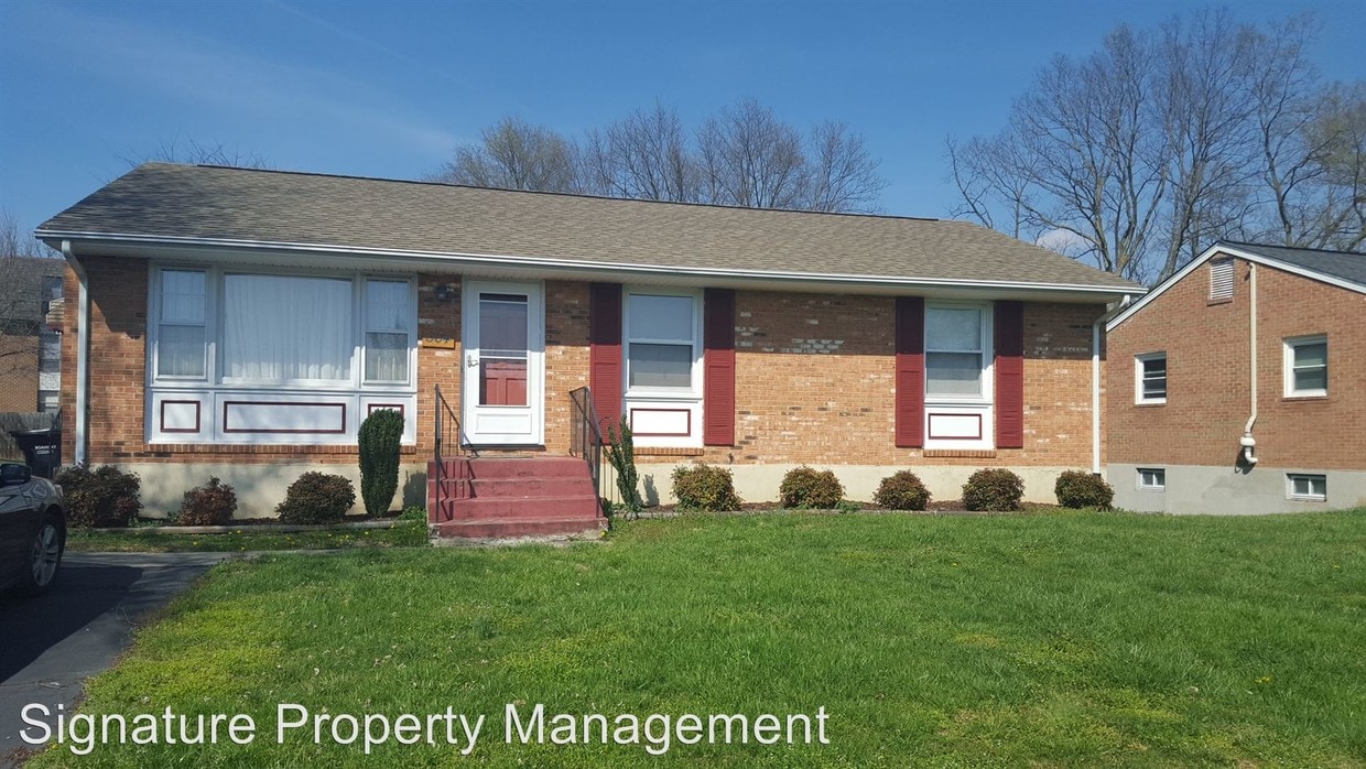 Primary Photo - 3 br, 1.5 bath House - 304 Clubhouse Drive