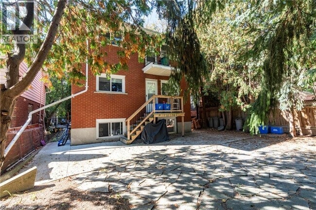 Photo du bâtiment - 62 Moore Ave