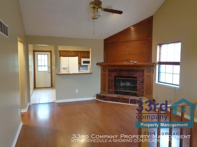 Building Photo - Spacious townhome with fenced yard!