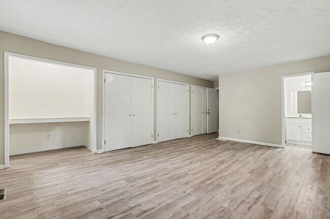 Building Photo - 3743 Poplar Dr