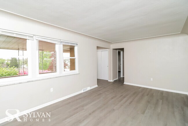 Building Photo - Sunny 3BR 2BA Home for You