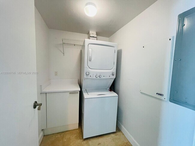 Foto del edificio - 14951 Royal Oaks Ln