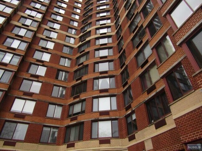 Foto del edificio - 100 Old Palisade Rd