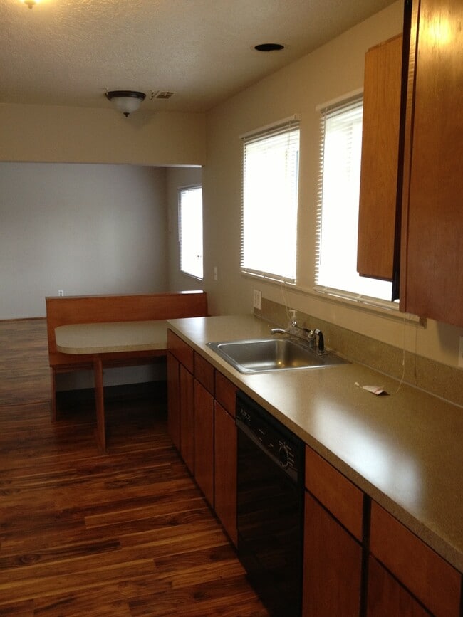 Foto del edificio - 4224-4224 N Commercial Ave