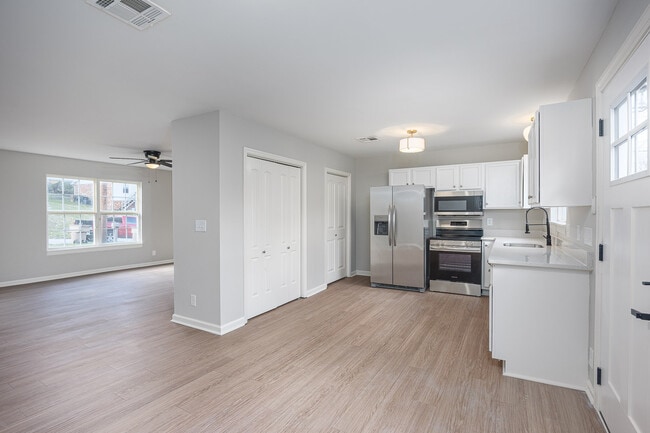 Building Photo - 3317B Niagara Dr