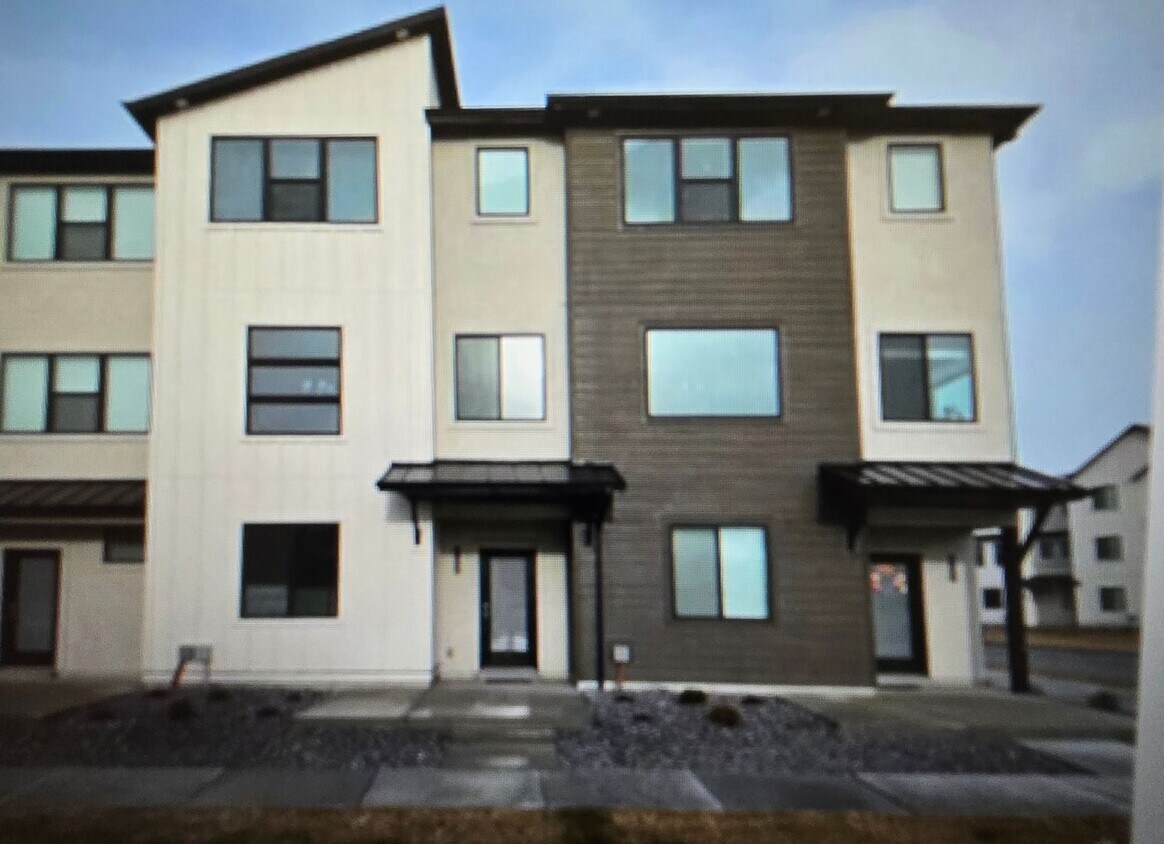 Foto principal - 4 Bedroom 3 Bath Town Home for Rent in AF