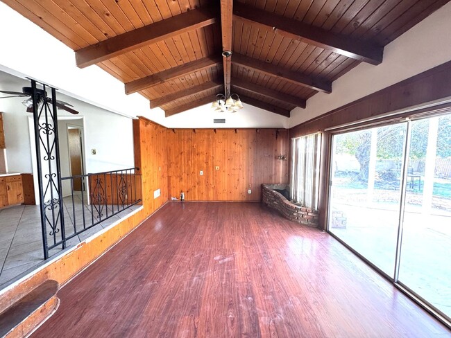 Building Photo - Spacious 3 Bedroom, 2.5 Baths Home for Lease in Rialto with Attached Garage