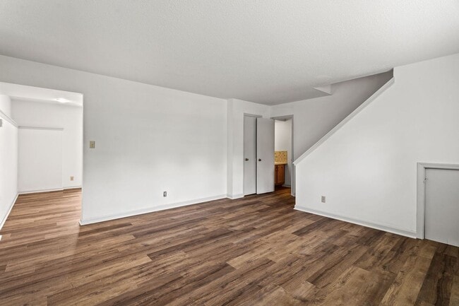 Building Photo - 1304 Essex Ct