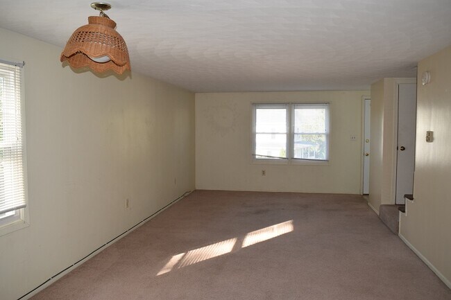 Building Photo - 104 Longmeadow Ln