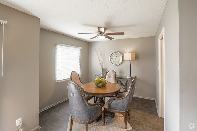 2BR, 2BA - 1075SF - Dining Room - Village at Mayfield