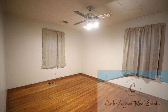 Building Photo - Spacious 3 bed/1 bath home!!