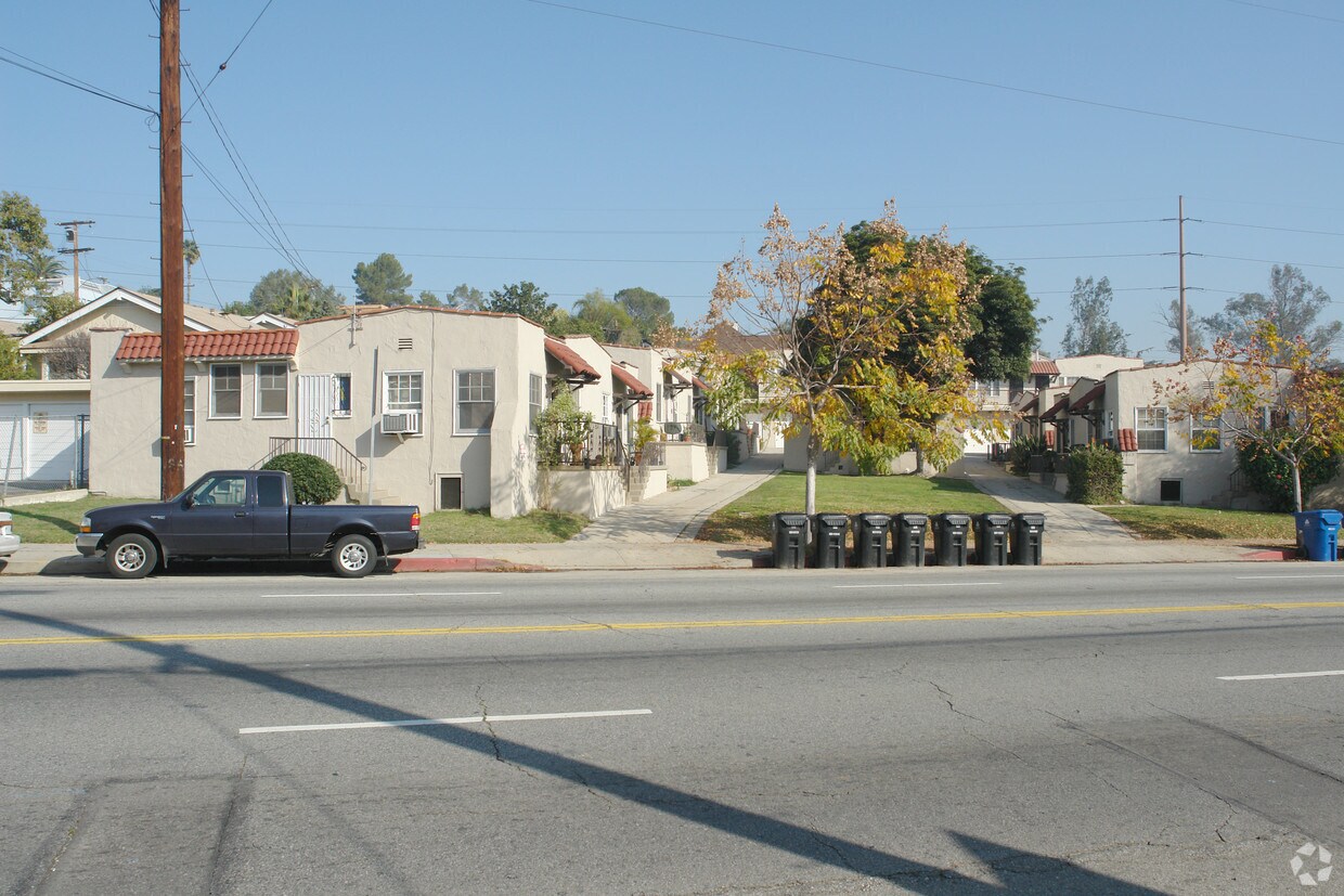 Foto principal - 2809-2821 Rowena Ave