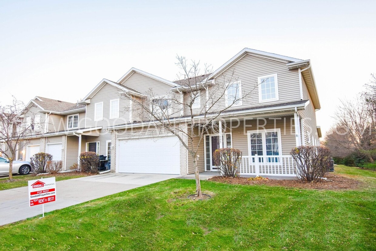 Foto principal - Beautiful West Des Moines Townhome for Rent