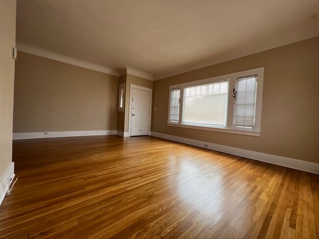 Sala de estar hacia la puerta de entrada - 1642 La Fayette Rd