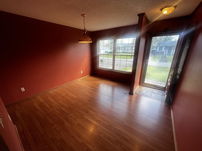 Building Photo - 230 S Circlecrest Dr