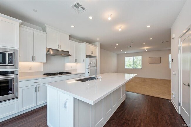 Building Photo - 143 Schick