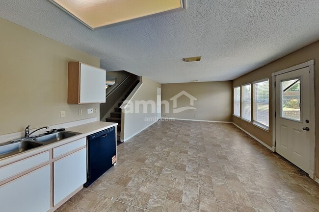Building Photo - 7106 Raintree Forest