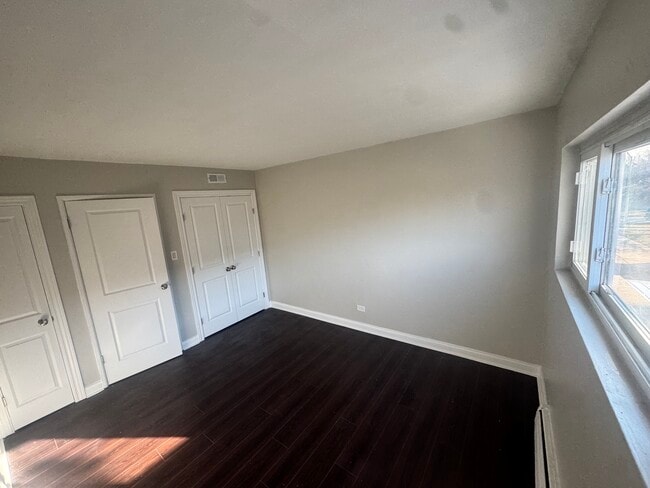 Building Photo - Warren Ave (A+B Units)