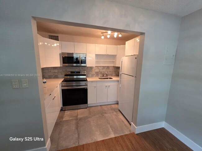 Building Photo - 4732 SW 33rd Ave